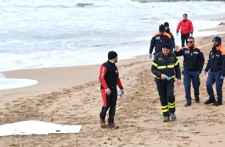 Guardia costera italiana busca a decenas de migrantes desaparecidos tras naufragio