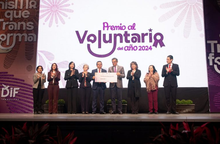 Premian Américo y María de Villarreal a los voluntarios del año
