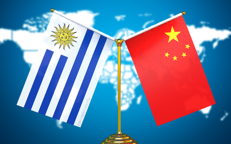 El presidente de Uruguay visita China para profundizar la cooperación bilateral más allá de la carne y el fútbol