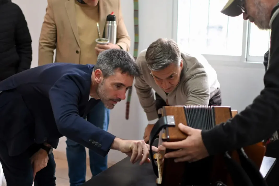 Puerto Tirol ya cuenta con una fábrica-escuela de acordeones única en Argentina