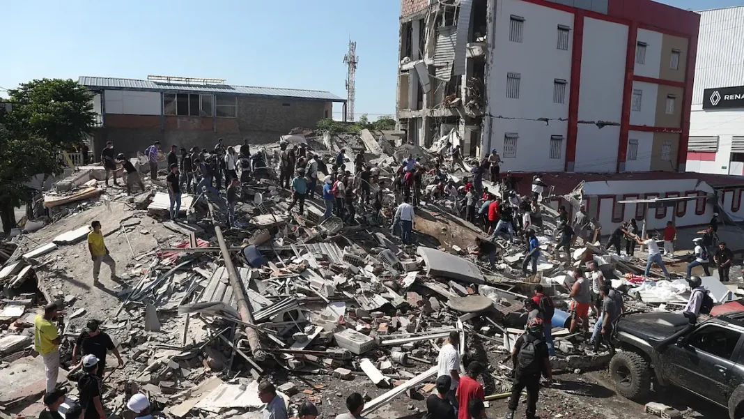 Dos argentinos aparecieron con vida tras el fuerte terremoto en Colombia