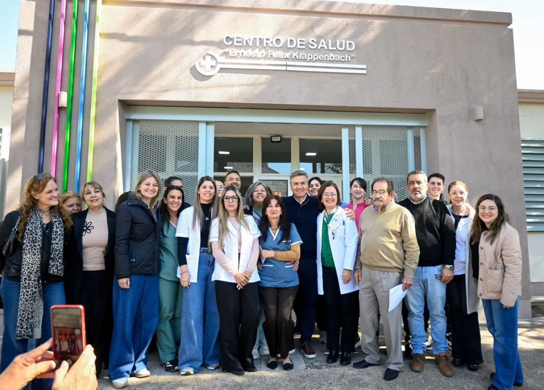 Fachada del Centro de Salud Ernesto Félix Klappenbach en Villa Alvear junto a trabajadores y autoridades