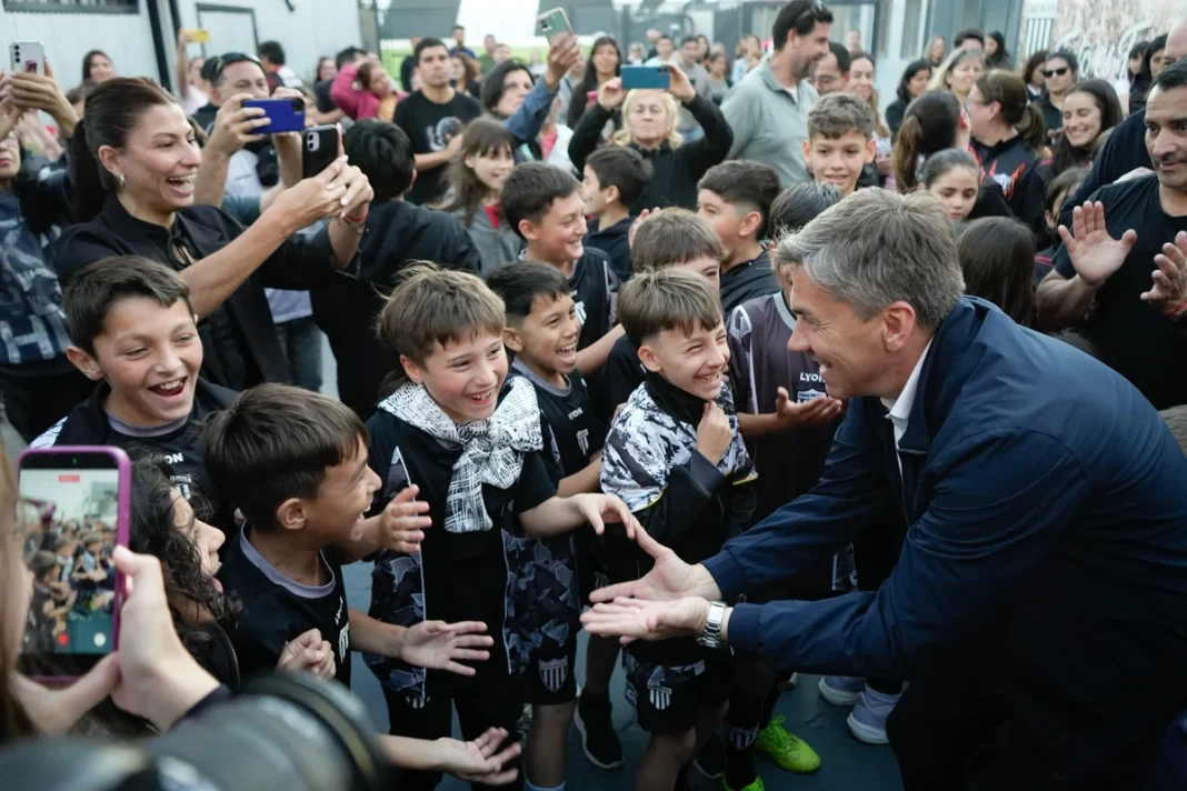 Niños y asistentes saludan a un hombre en el interior de Chaco For Ever.