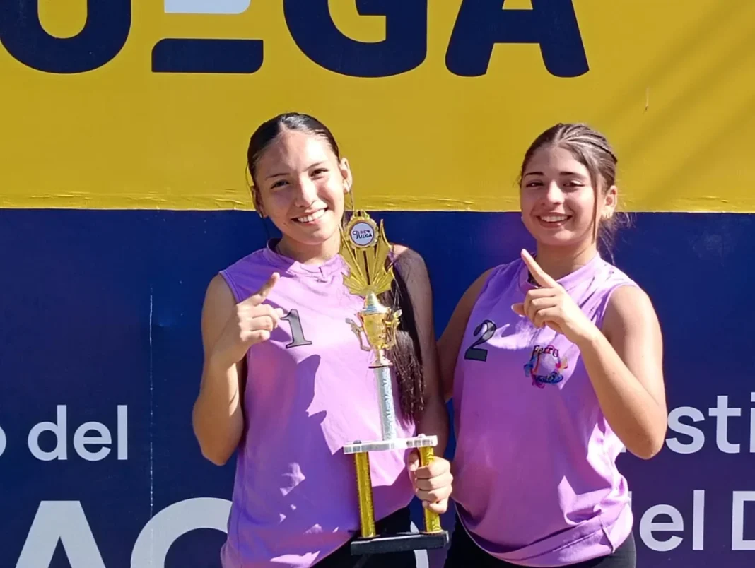 Dos jóvenes sostienen un trofeo durante el zonal de Chaco Juega en Resistencia