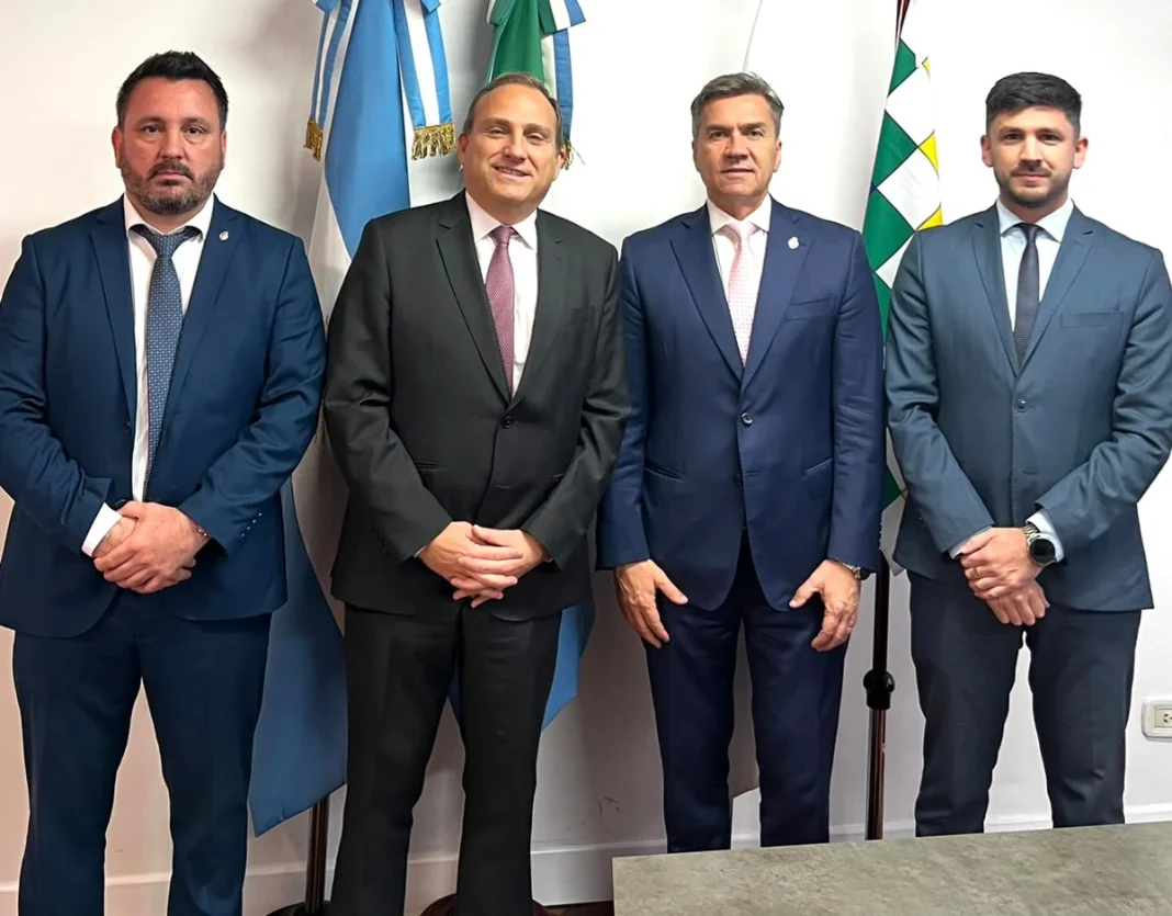 Leandro Zdero junto al embajador de Portugal y funcionarios chaqueños durante la reunión