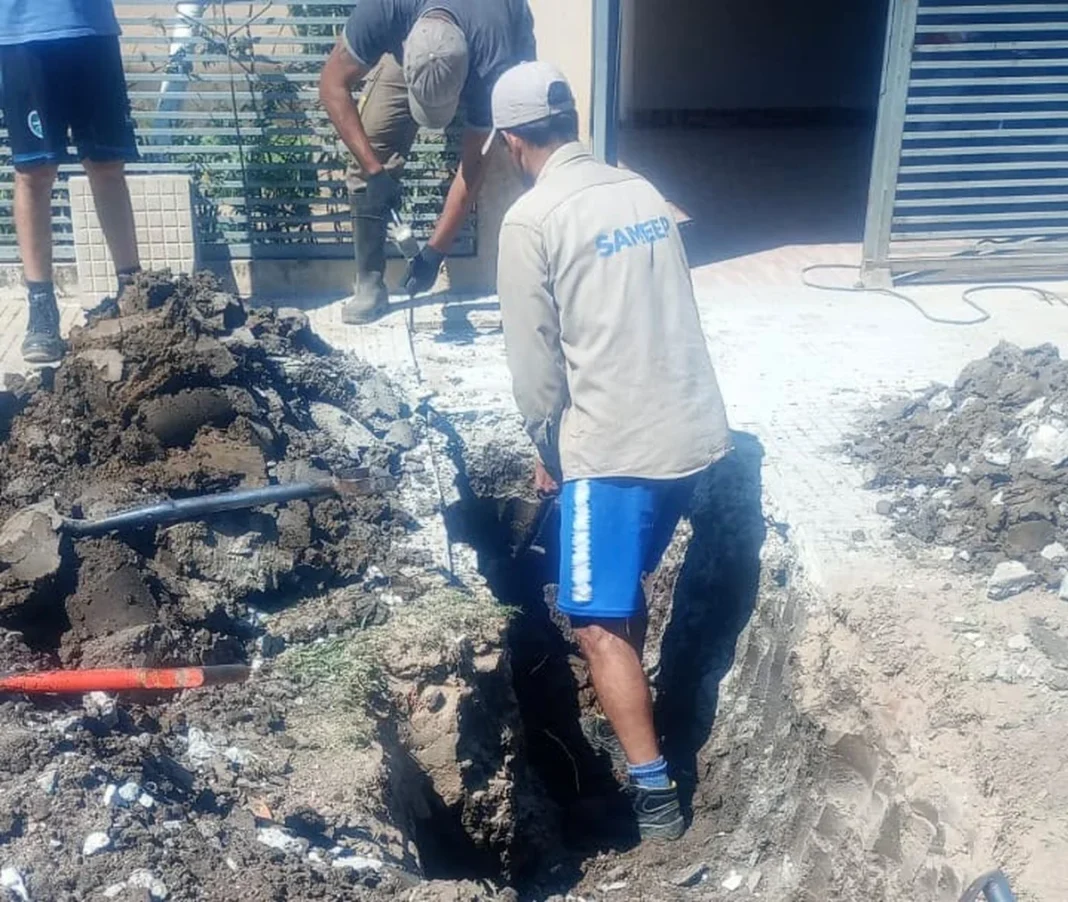 Trabajadores realizan una conexión cloacal domiciliaria en Isla del Cerrito