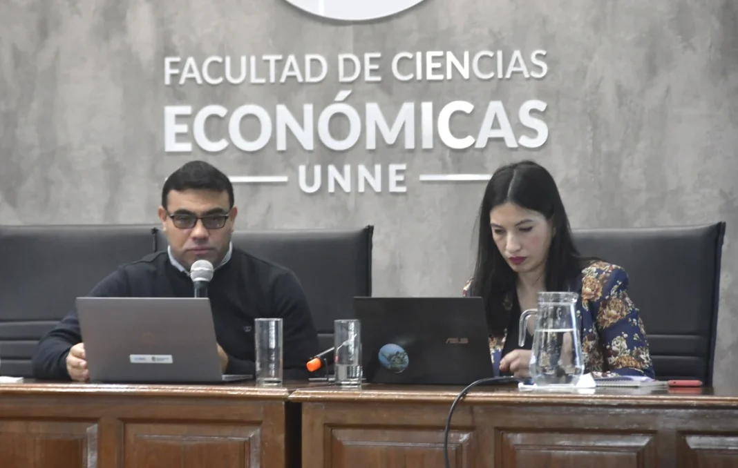 Participantes de la jornada de análisis de evaluaciones educativas en la Facultad de Ciencias Económicas de la UNNE