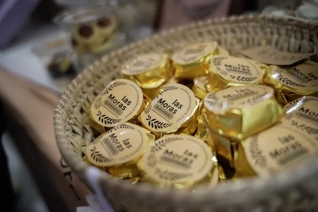 Alfajores envasados exhibidos durante la Expo de yerba mate y alfajores.