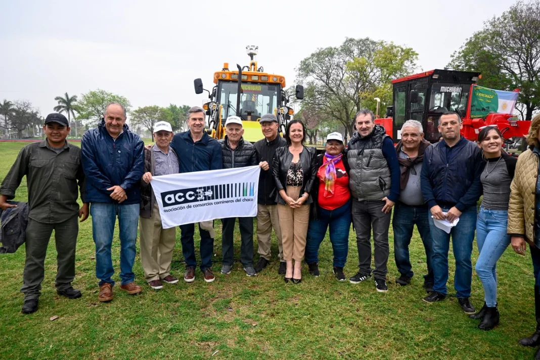 Maquinaria entregada a consorcios camineros de Tres Isletas