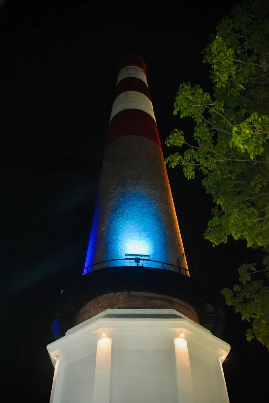 La histórica chimenea de Fontana iluminada durante la celebración de los 110 años de la ciudad