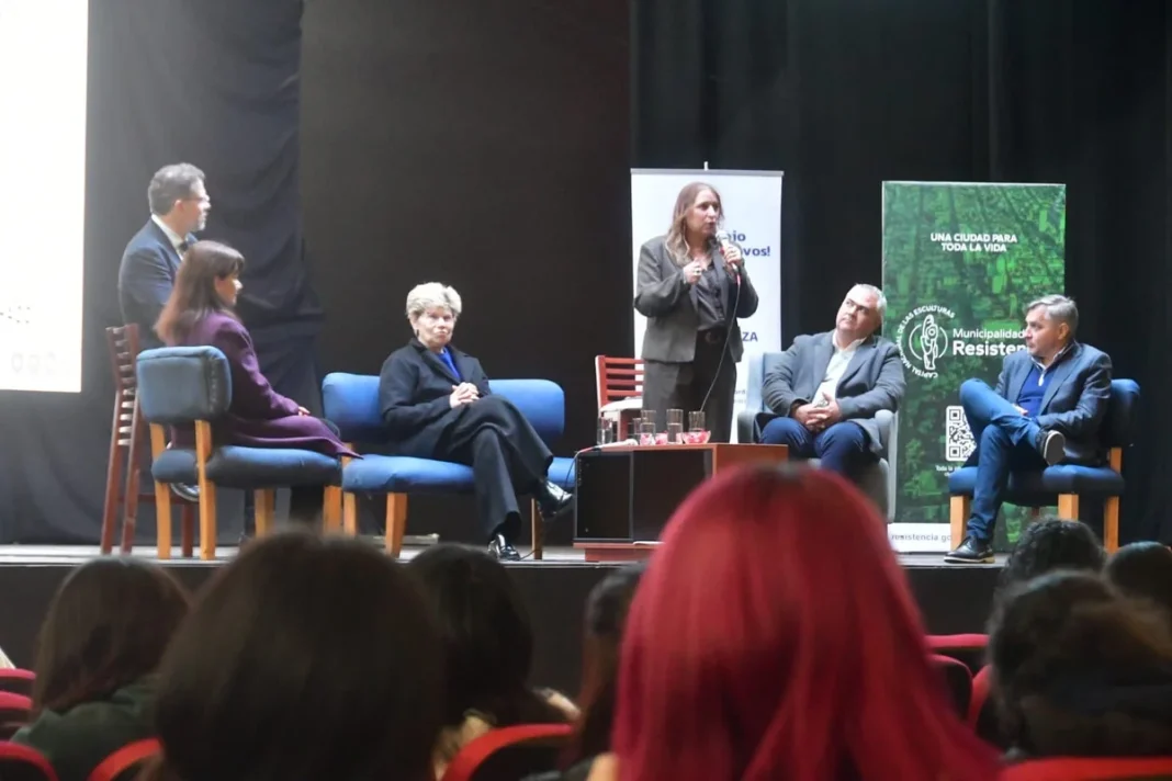 Autoridades y estudiantes durante la jornada provincial de prevención de consumos problemáticos en el Domo del Centenario