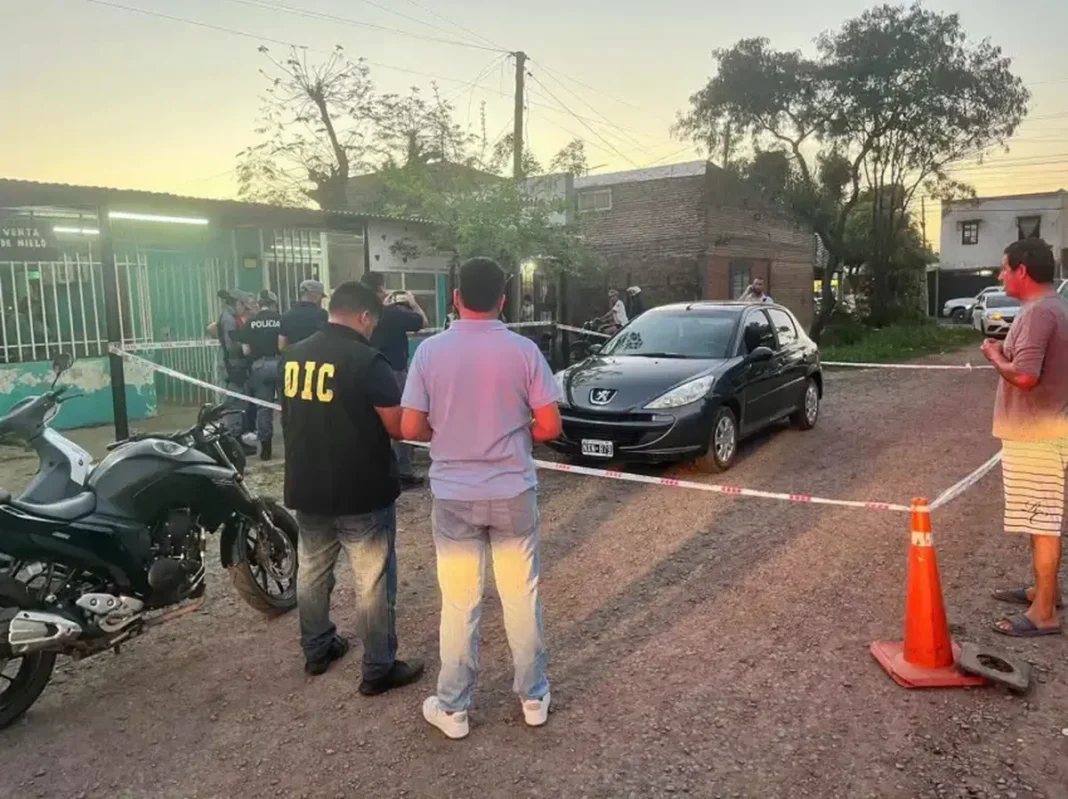 Policías y peritos trabajan junto a un Peugeot 207 acordonado en una calle de Fontana