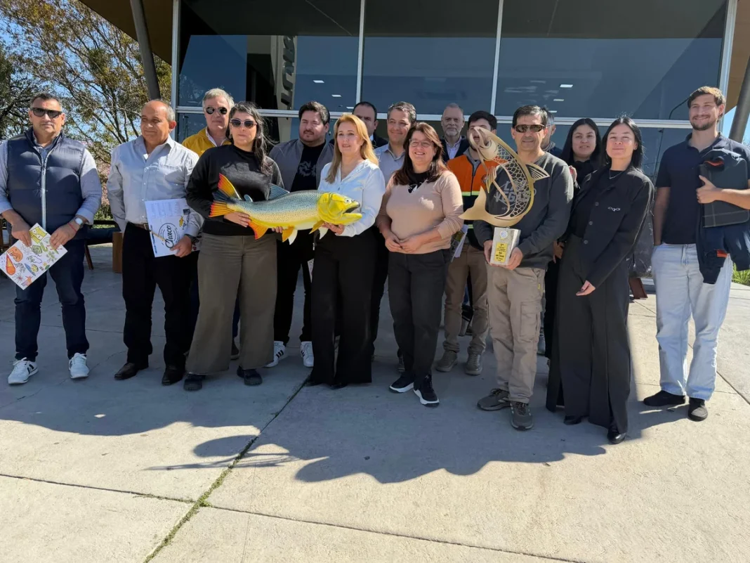 Grupo de personas sostiene un dorado durante la presentación de la Fiesta Internacional de Pesca del Dorado en Chaco