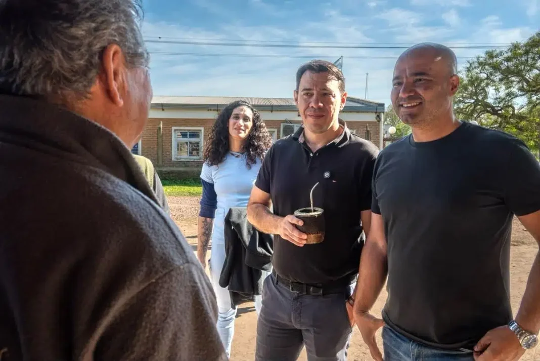 Autoridades y representantes durante una recorrida por Ingeniero Barbet