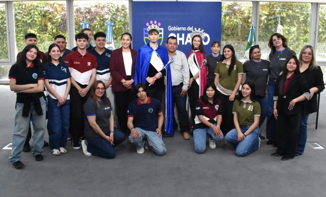 Estudiantes, autoridades y los soberanos de la edición 2025 durante la presentación del desfile de carrozas en Las Breñas