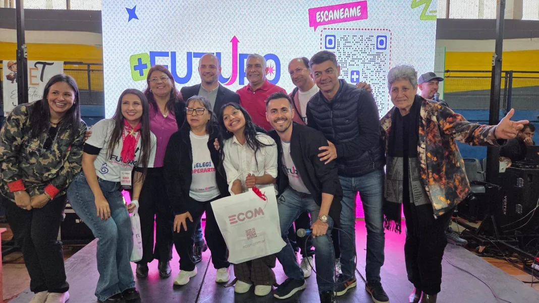 Estudiantes y autoridades durante la presentación de Más Futuro en Barranqueras