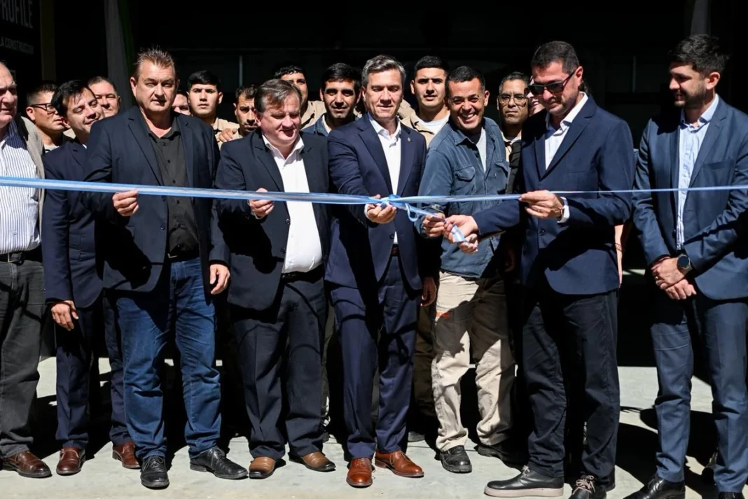 Autoridades y representantes de Matertec participan del corte de cinta de la nueva sede en Barranqueras