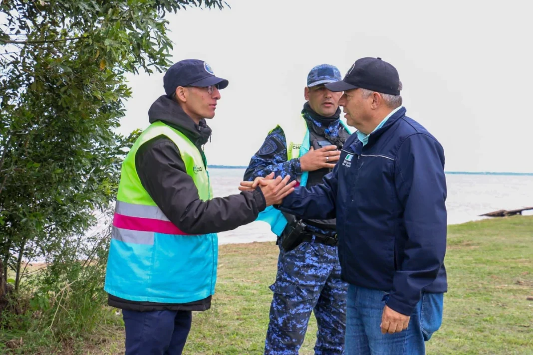 Autoridades y efectivos supervisan el operativo de seguridad junto al río en Isla del Cerrito