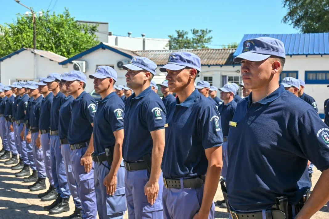 Personal policial del Chaco formado en un predio institucional
