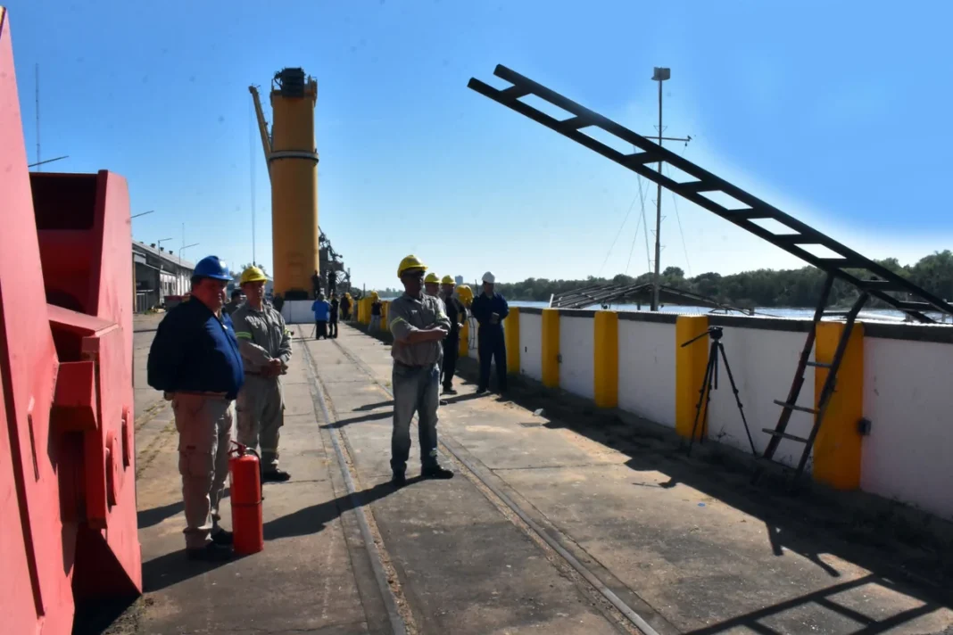 Trabajadores portuarios durante un simulacro en el Puerto de Barranqueras