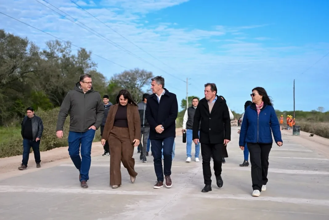 Funcionarios recorren la obra de pavimentación de la Ruta Provincial 48 en Pampa Almirón