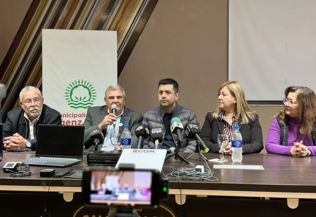 Autoridades durante la presentación del plan para modernizar el Registro Civil en Sáenz Peña