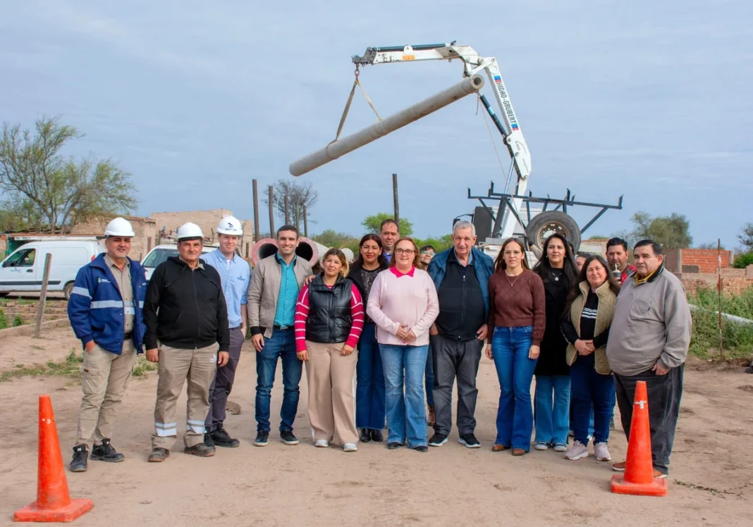 Equipo de Secheep y autoridades durante una obra eléctrica en Las Breñas