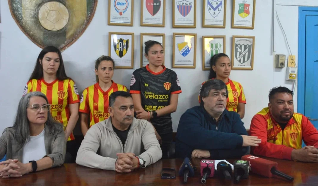 Plantel femenino de Sarmiento y dirigentes durante la presentación del torneo regional en Resistencia