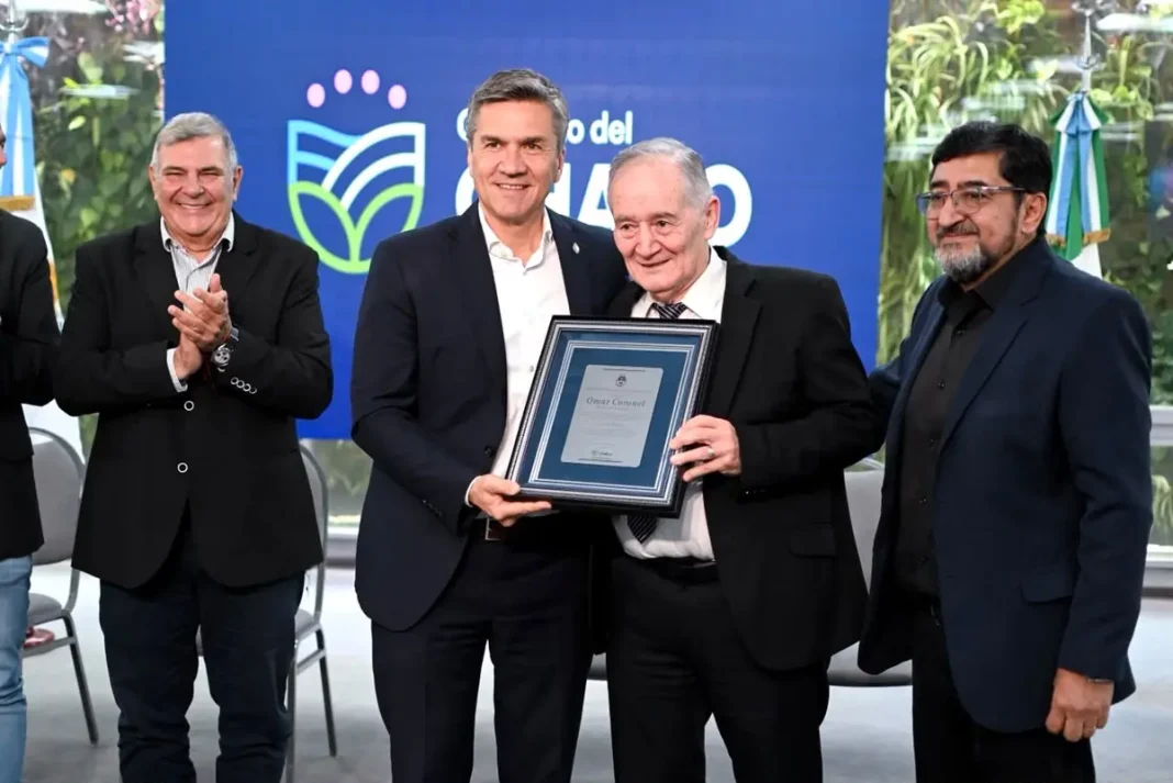 Leandro Zdero junto a pastores durante el reconocimiento por el Día del Pastor en Chaco