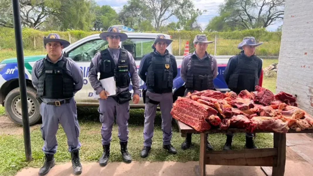 Personal de Seguridad Rural junto a la carne vacuna secuestrada en Lapachito