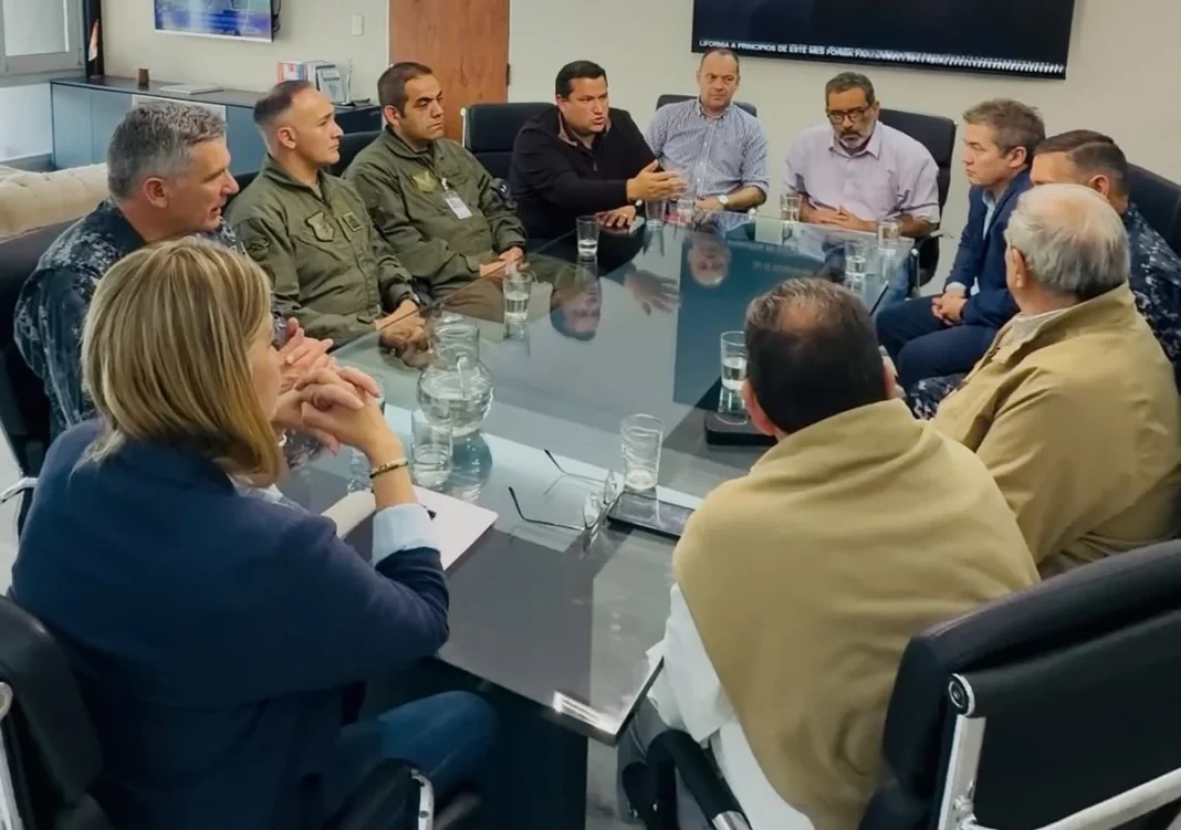 Funcionarios y autoridades militares reunidos alrededor de una mesa en Chaco.