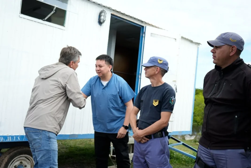 Leandro Zdero conversa con un enfermero y efectivos durante la recorrida en el Puente San Pedro.