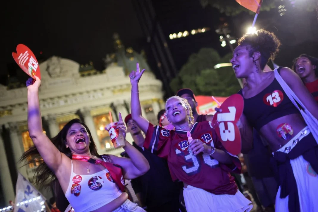 Seguidores de Lula celebran los primeros resultados del balotaje en Río de Janeiro