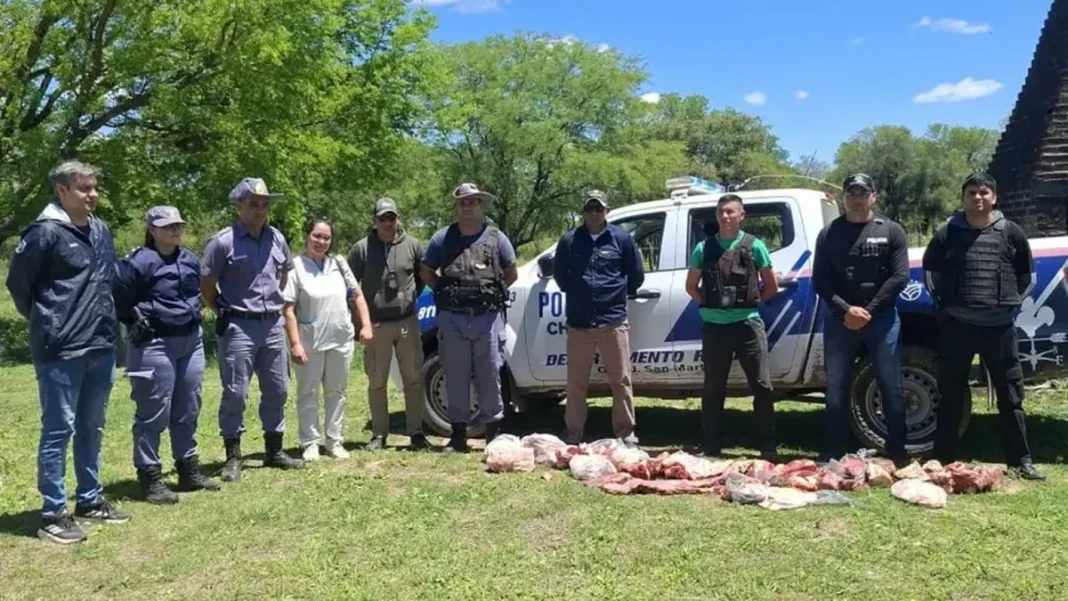 Personal policial junto a la carne decomisada y un móvil en Las Garcitas