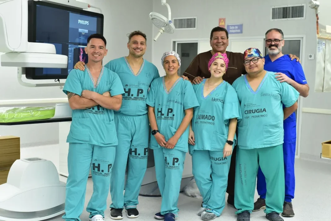 Profesionales de salud junto a un equipo médico en un área hospitalaria