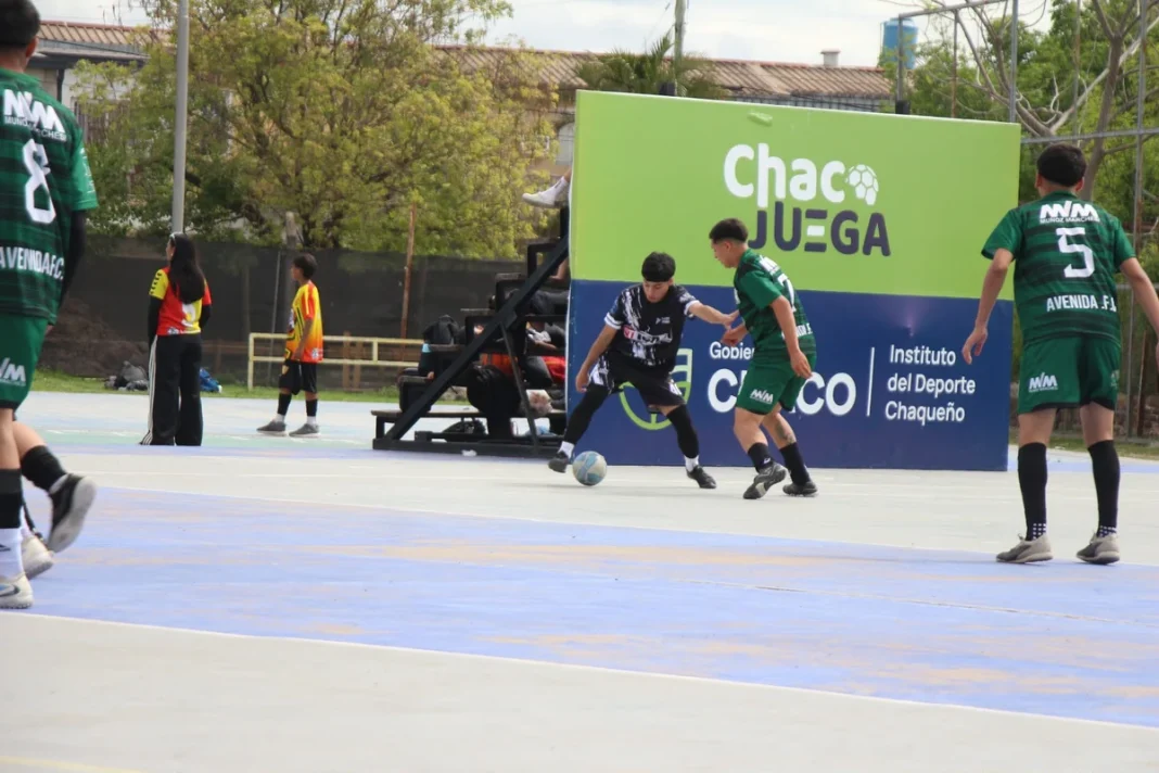 Jóvenes juegan con una pelota en una cancha de Chaco Juega.