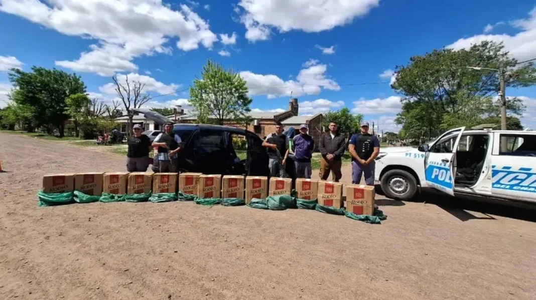 Cajas de cigarrillos Rodeo secuestradas durante un operativo policial en La Leonesa
