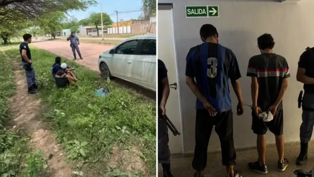 Dos hombres detenidos, fotografiados de espaldas bajo custodia policial.