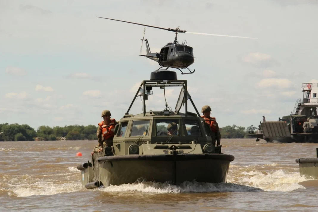 Blindados y tropas del Ejército Argentino durante el ejercicio Biguá en Rosario