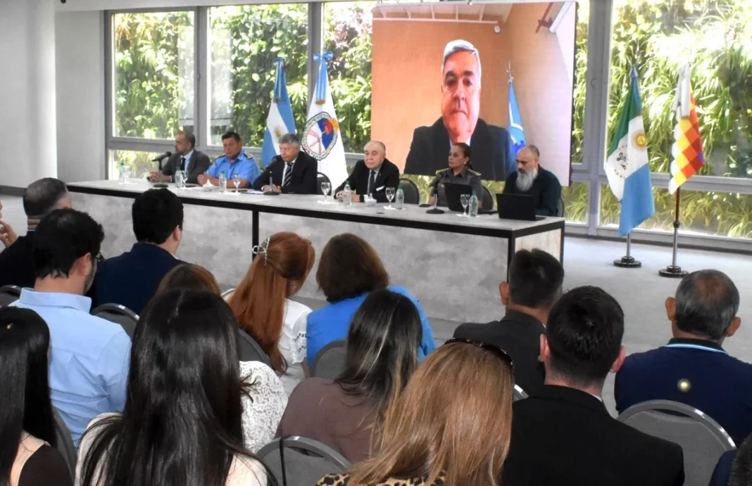 Autoridades presentan el software Espejo Chubut ante un auditorio en Chaco