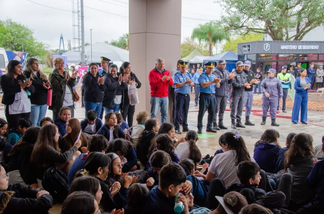 Estudiantes y efectivos de seguridad durante la Feria Iberoamericana del Libro en Resistencia