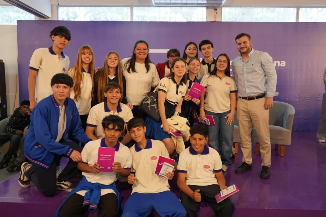 Estudiantes junto a Elena Romero e Iván Gyoker durante la charla en la Feria Iberoamericana del Libro Chaco 2026.