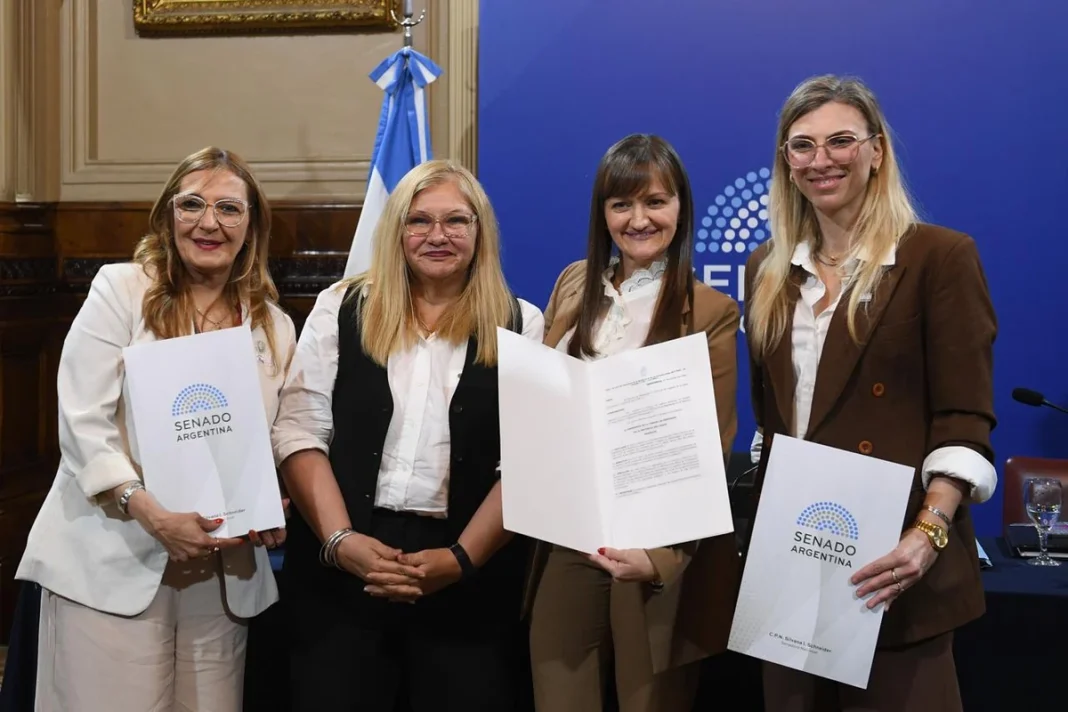 Autoridades durante la presentación del modelo chaqueño de odontología inclusiva en el Senado
