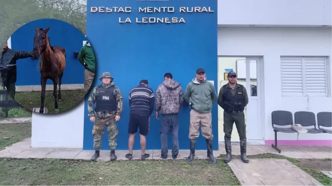 Montaje con un caballo y efectivos frente al Destacamento Rural de La Leonesa