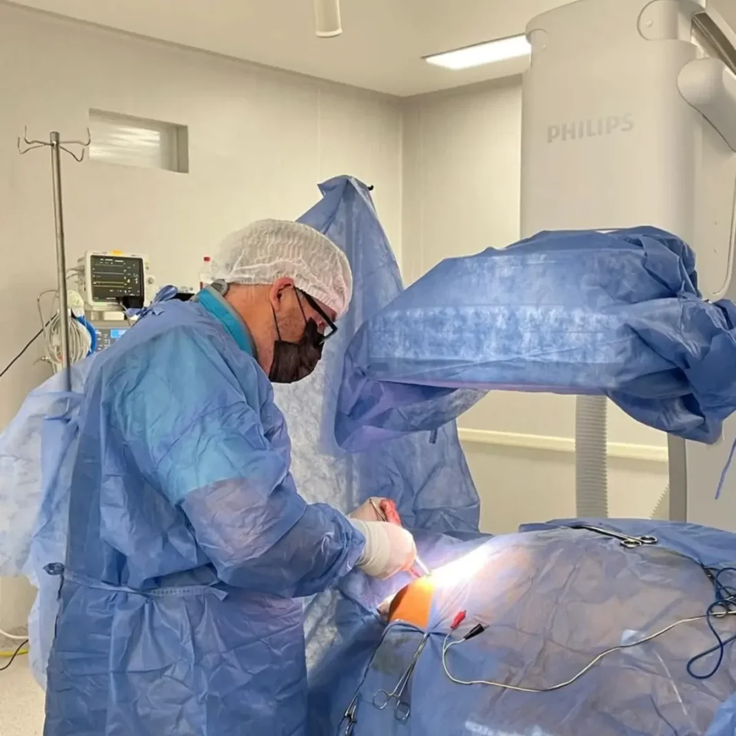 Profesionales del Hospital Perrando junto al equipo utilizado en procedimientos cardiovasculares.
