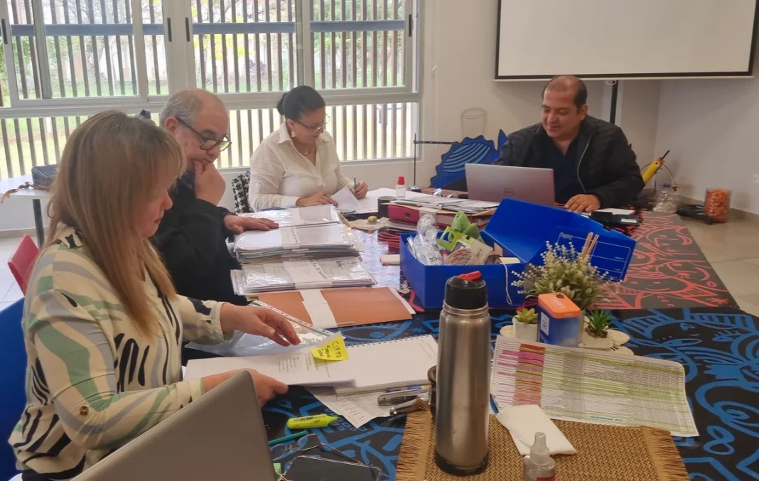 Personas trabajan con documentación durante la organización de las elecciones de los Institutos de Educación Superior del Chaco