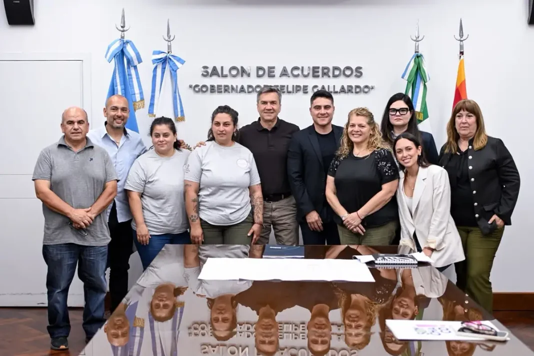 Leandro Zdero junto a asistentes al encuentro por el predio para la Fundación 4 Patitas