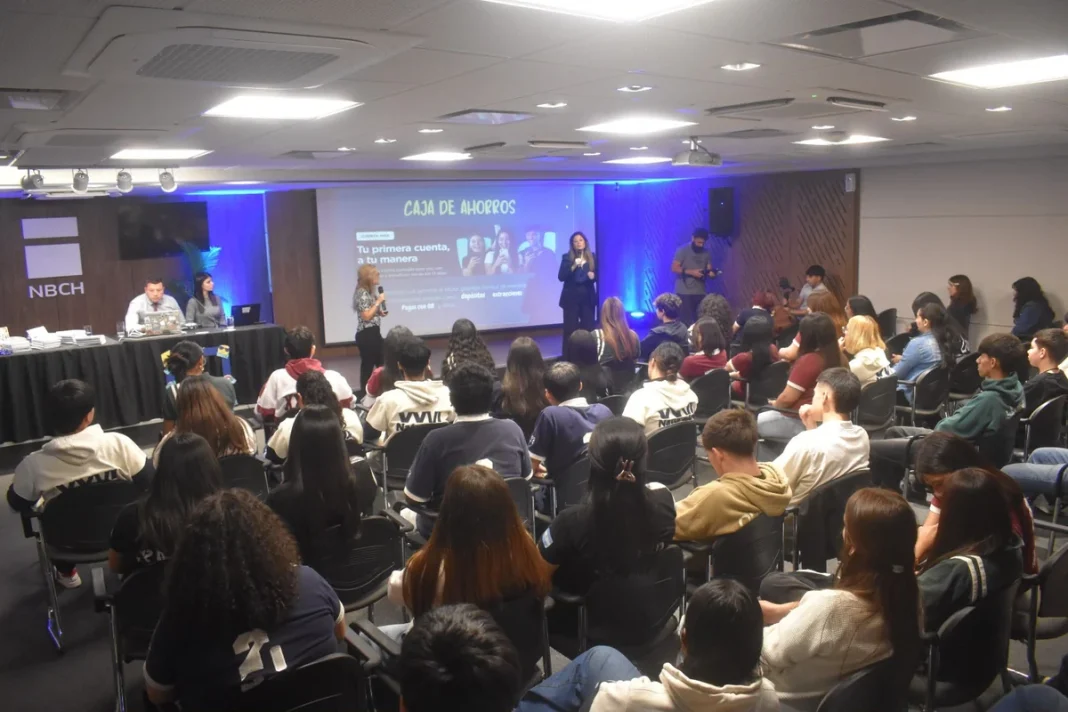 Estudiantes participan en una capacitación de educación financiera en el Nuevo Banco del Chaco.