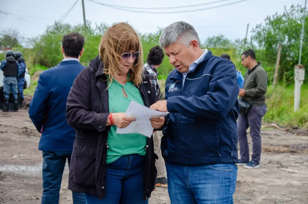 Funcionarios observan documentación durante el operativo en un terreno de Resistencia
