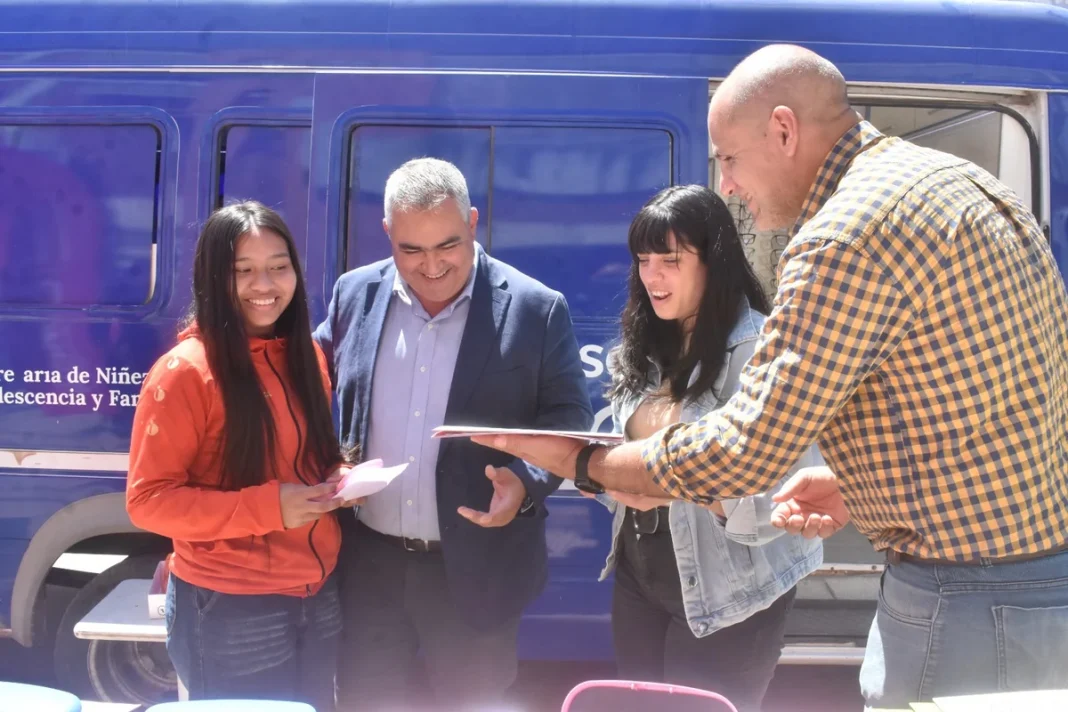 Personas participan de un operativo visual frente a un móvil de salud en Resistencia